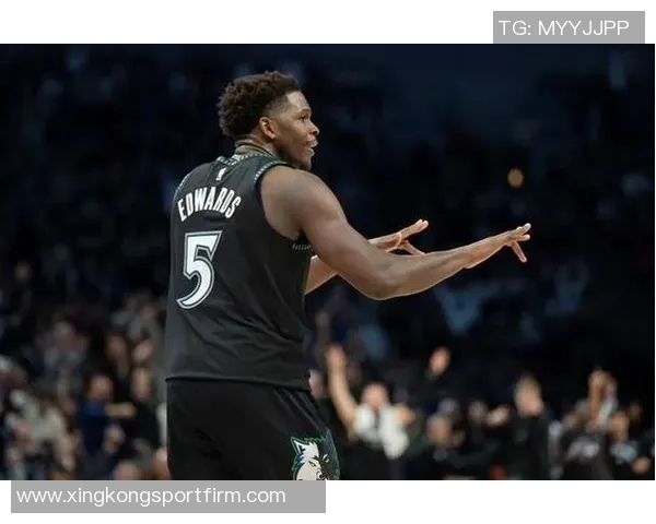 莫布里穿着签名鞋与华子对抗兄弟情深从小一起打AUU